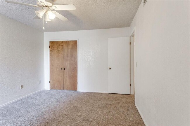 Building Photo - 2930 Colonial Ln
