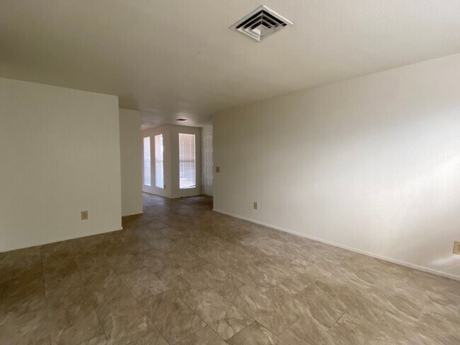 Building Photo - Chandler 3 Bedroom 1.75 Bathroom - Fireplace