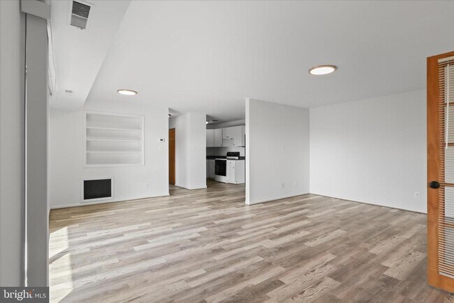 Building Photo - 214 Locust St SE