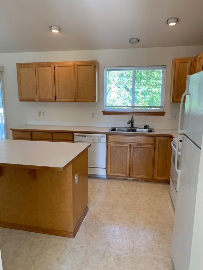 Building Photo - Newly remodel 4 bed 3 bath home in Shoreline