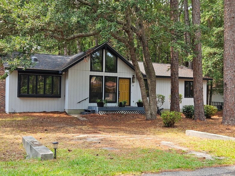 Building Photo - 9 E Pine Ct