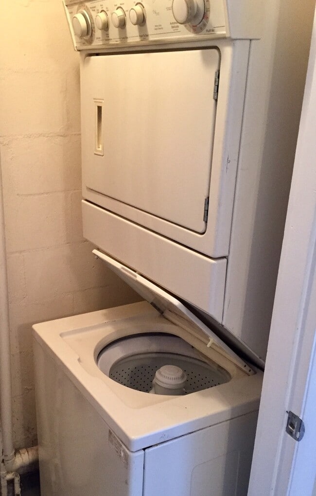 Building Photo - 2 Bed 1.5 Bath two story condo.