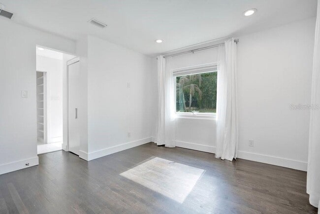 Building Photo - 812 East Blvd