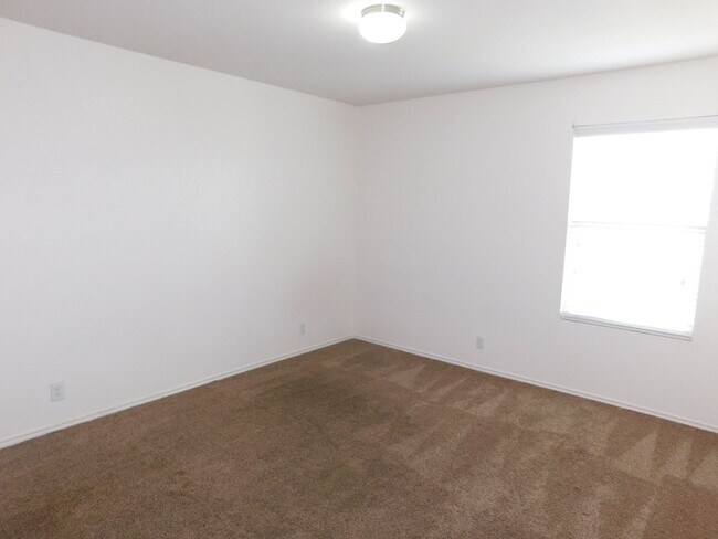 Building Photo - Beautiful, spacious 4 bedroom, 2.5 bath ho...