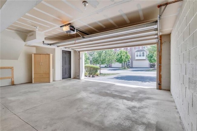 Building Photo - 305 Broadstone Dr
