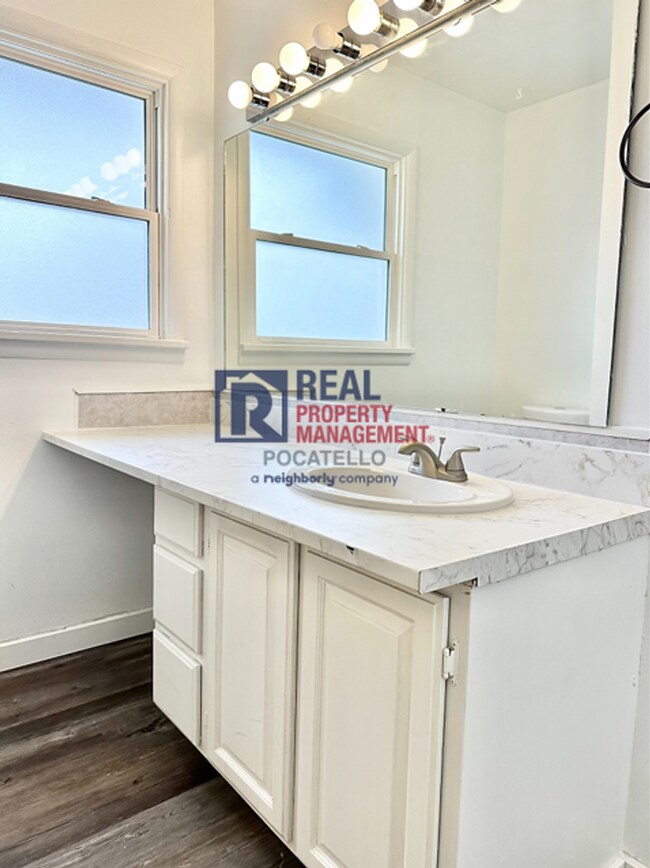 Building Photo - MOVE IN SPECIAL - 4 Bed 2 Bath House - PET...