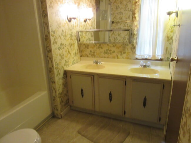 Building Photo - 12 Circle Dr