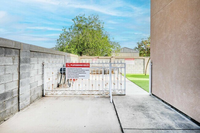 Building Photo - 205 W San Carlos St