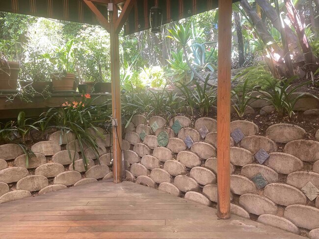 Outdoor living room - 1521 Portia St