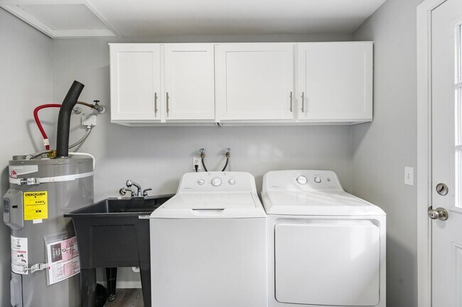 Building Photo - Charming, newly renovated West Linn apartment
