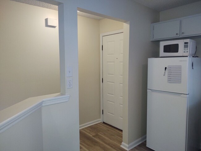 Building Photo - Charming 2 bedroom with enormous backyard.