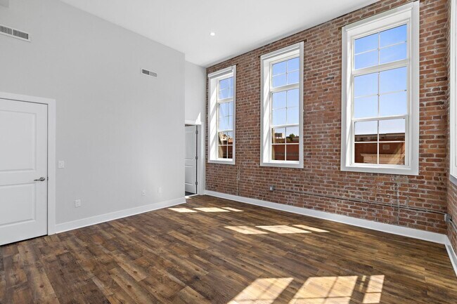 Building Photo - 6200 Hudson Ave