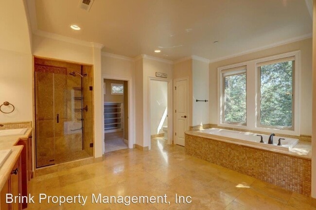 Building Photo - 4 br, 3.5 bath House - 10925 SE Lake Rd