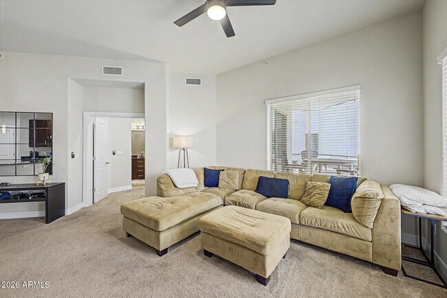 Building Photo - 945 E Playa Del Norte Dr