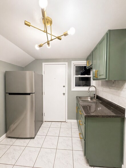 Building Photo - 35 Coit St