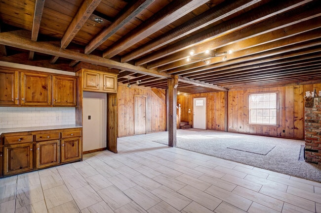 Building Photo - Beautiful 2 bed Ranch style home on 5 acres!