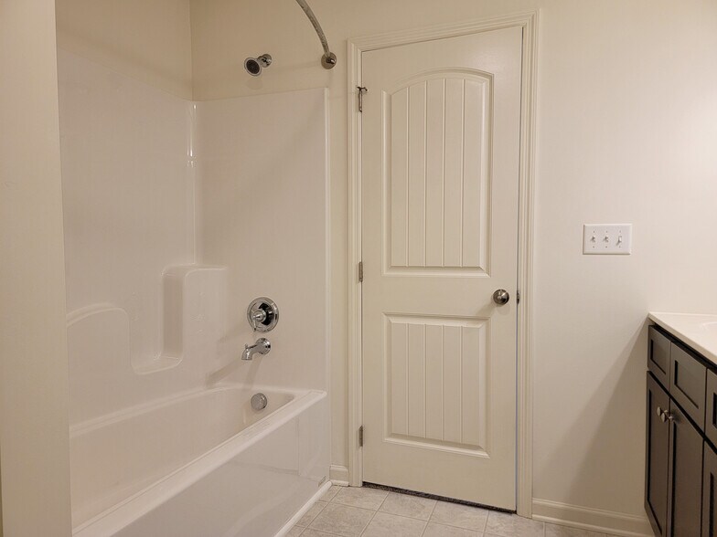 Building Photo - 642 Brentwood Dr
