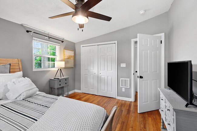 Building Photo - 3/2 House by TMH!! Available April!! fully furnished, 6 or 12 month lease available