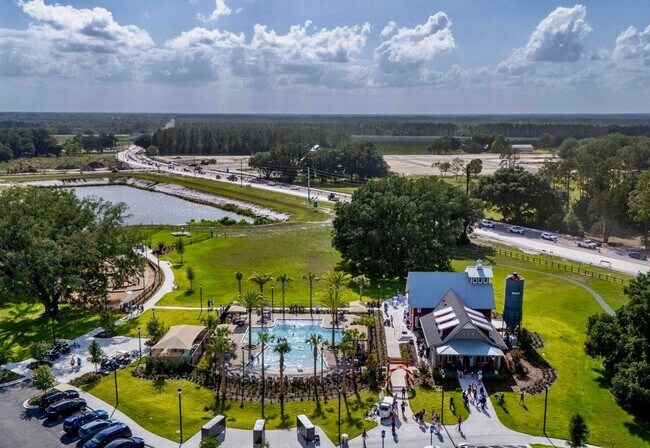 Building Photo - Gorgeous 4/ 2.5 Home in the Beautiful Lake Asbury Area of Clay County! $2,550.00