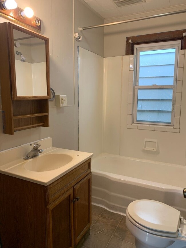 Building Photo - Charming 3-Bedroom, 1-Bathroom Single-Fami...