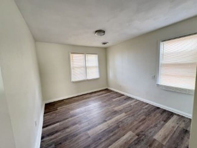 Building Photo - Larchmont