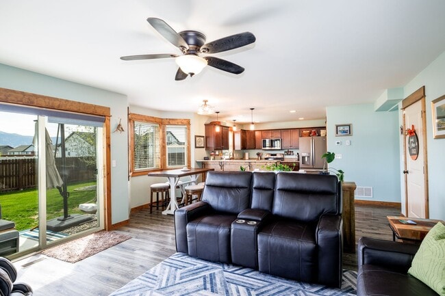 Building Photo - Beautiful home in Ryen Glenn with Fantasti...