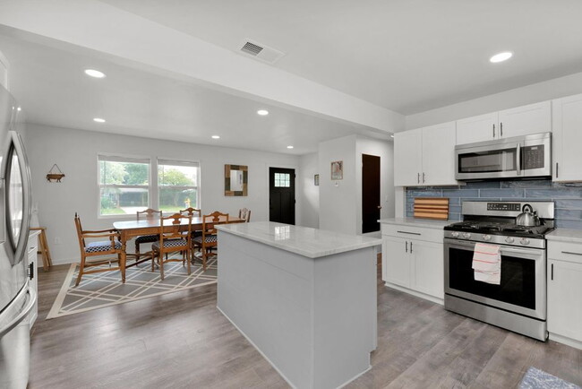 Building Photo - Charming 3-Bed home with 2.5 Baths in Fort...