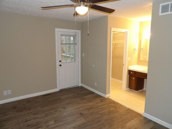 Building Photo - 176 Landings Dr