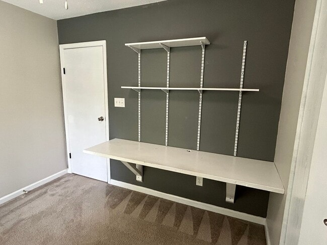 Building Photo - Wonderful 4 bed, 2.5 bath Single Family Ho...
