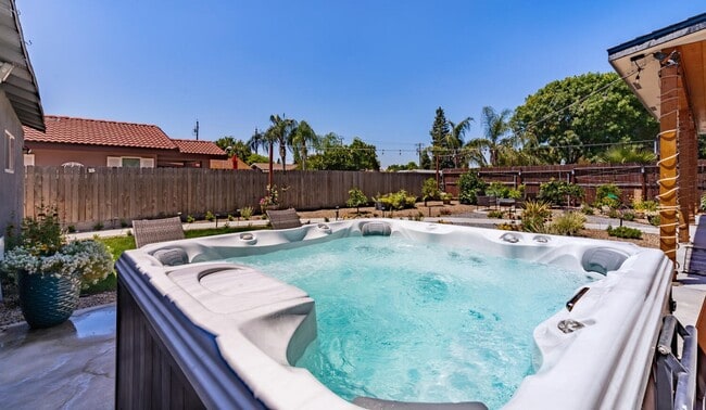 Building Photo - Karin's Kottage-New 2 Bedroom/2 Bath Furnished or Unfurnished Oasis for Lease