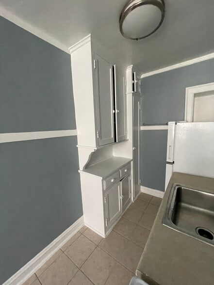 K1 kitchen - 1716 W Albion Ave