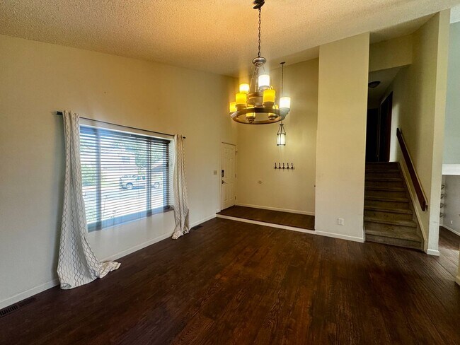 Building Photo - 3 Bedroom Tri-level in Briargate