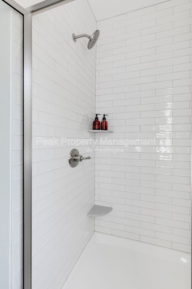 Building Photo - 211 E 15th St