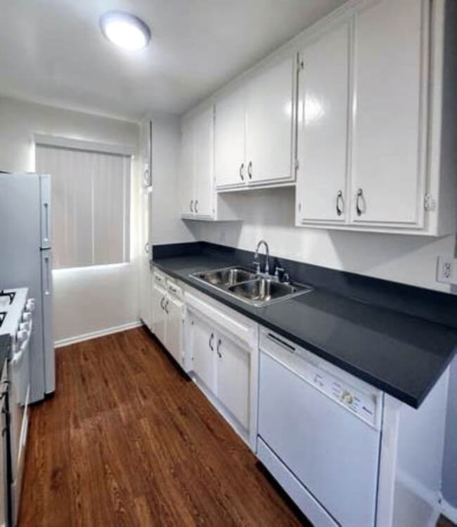 Building Photo - 425 N Hobart Blvd