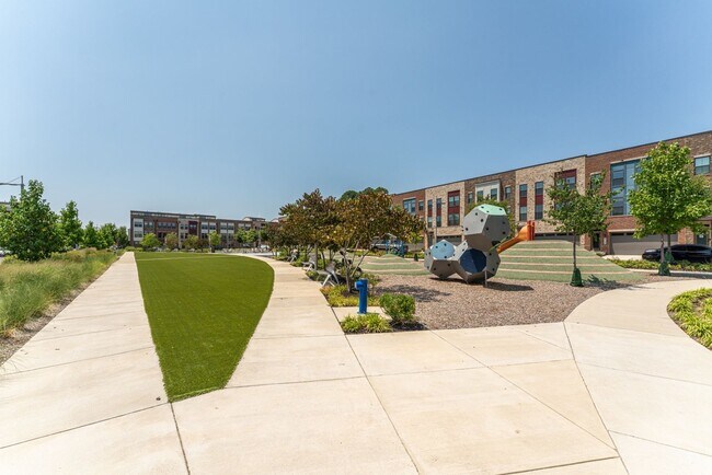 Building Photo - Welcome to your dream townhome - Spacious ...