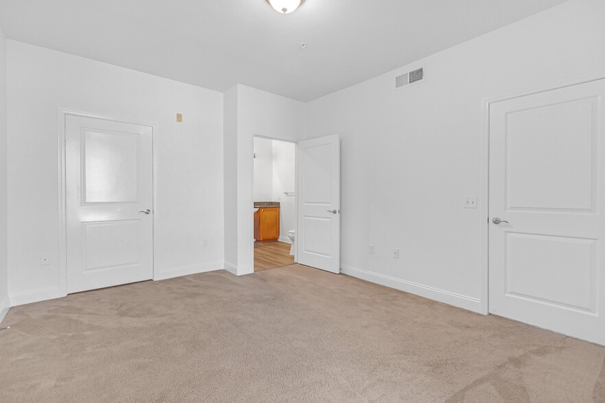 Building Photo - 6938 Laurel Canyon Blvd