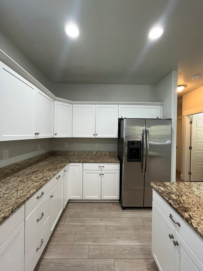 Building Photo - Spacious 3 Bed, 2.5 Bath Townhome in Pleasant Grove