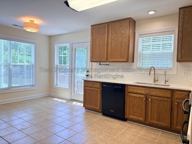 Building Photo - 305 Holly Thorn Trace