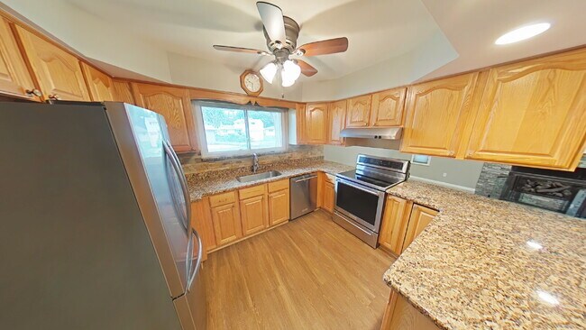 Building Photo - "3-Bed Home in Sterling Heights: Granite K...
