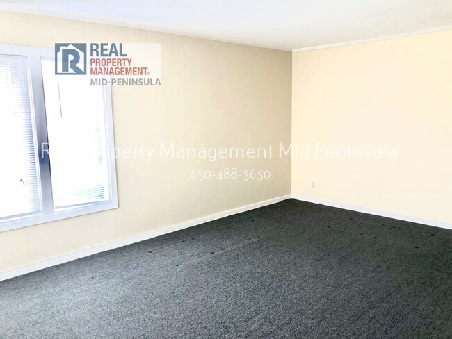 Building Photo - 2 Bedroom Apartment with covered car garage