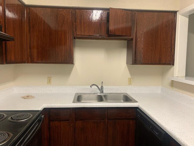 Building Photo - 420 Oakwood Ln