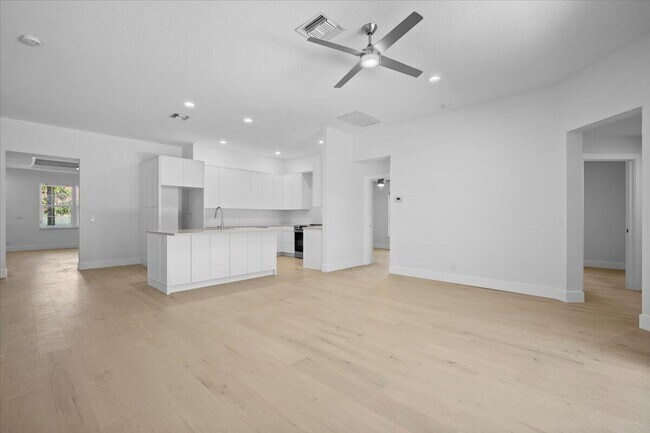 Building Photo - 204 Clocktower Dr