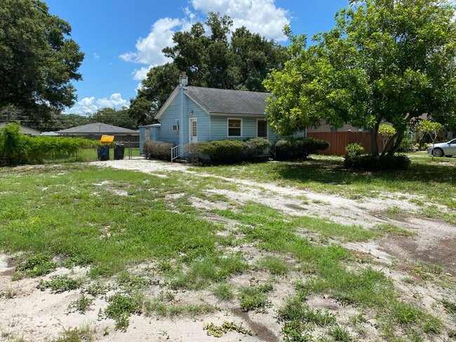 Building Photo - Amazing, Private 1/1 Located In Clearwater
