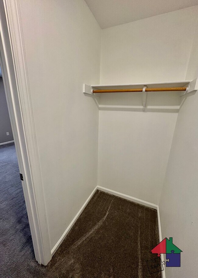 Building Photo - Modern 3 Bedroom 2.5 Bathroom Shelburne Apartment!