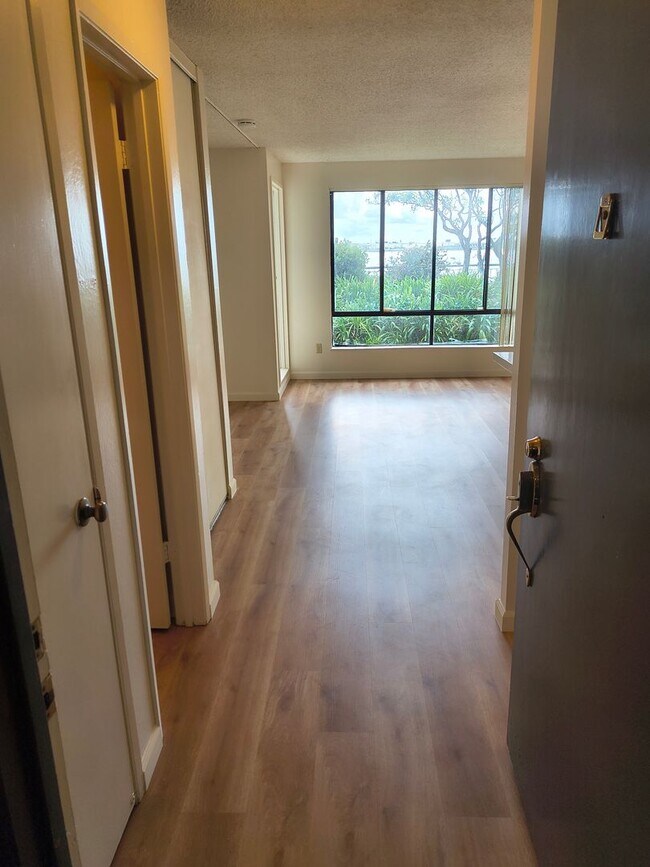 Building Photo - BEAUTIFUL STUDIO AVAILABLE AT WATERGATE COMMUNITY IN EMERYVILLE!!!