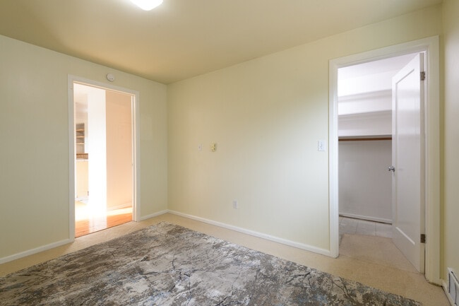 Building Photo - 901 5th Ave N