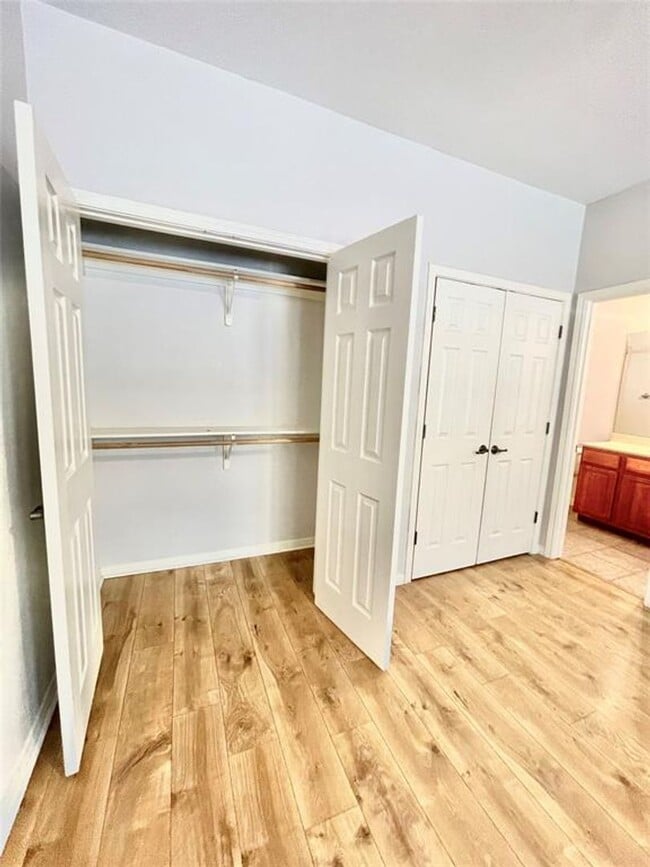 Building Photo - Spacious 4 Bed, 2.5 Bath. Perfect size and...