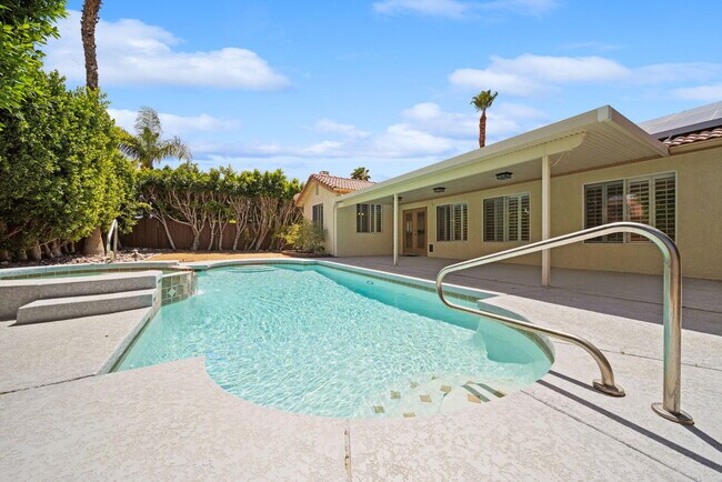 Building Photo - 37762 Drexell Dr