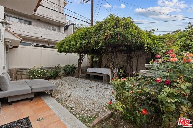 Building Photo - 1018 Havenhurst Dr