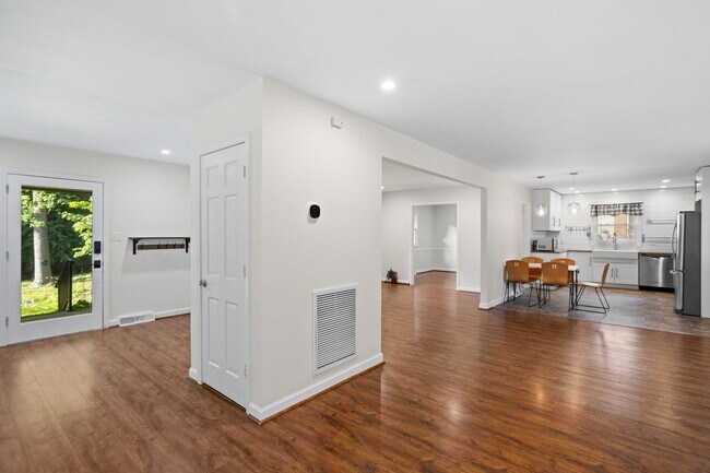 Building Photo - Spacious 4-Bedroom Home with Fenced Yard in Hampton Woods